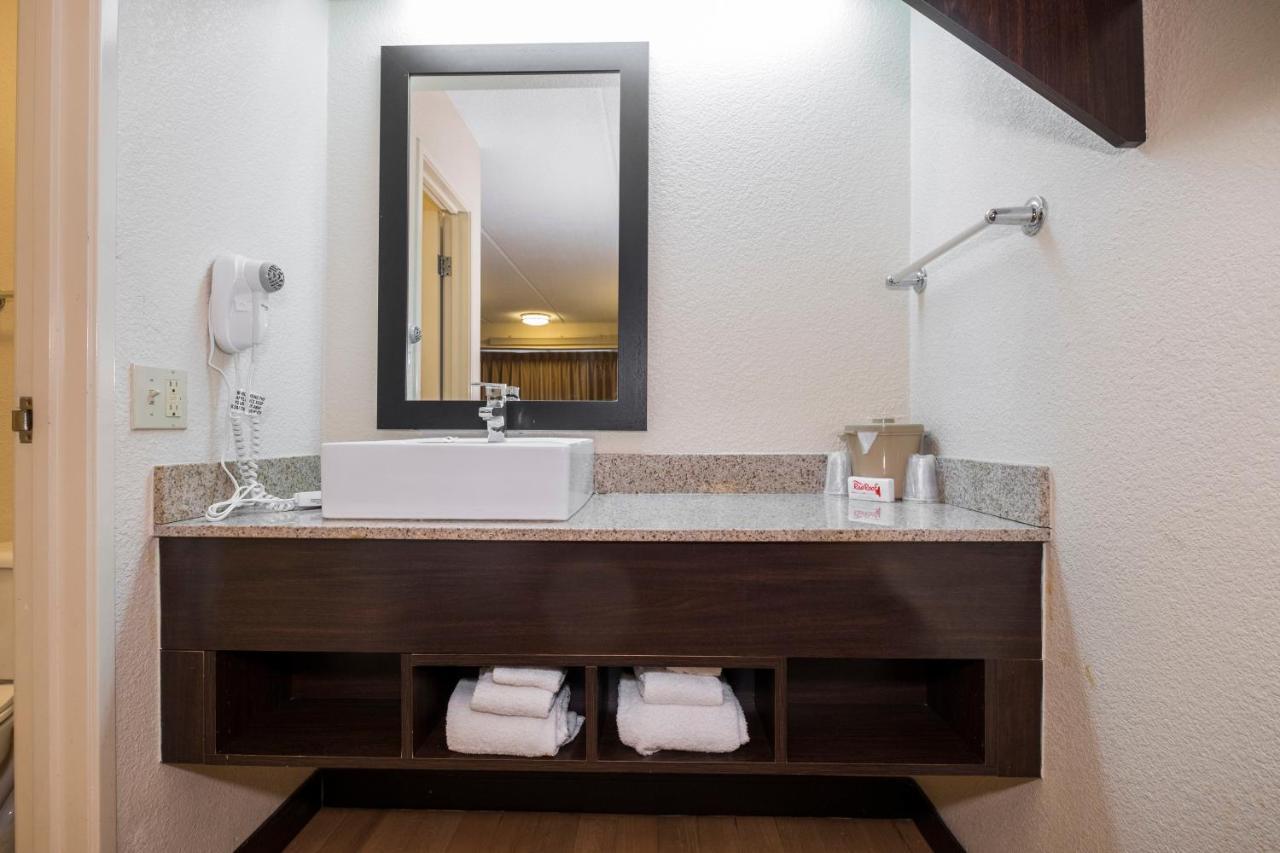 Red Roof Inn Cincinnati Northeast - Blue Ash Εξωτερικό φωτογραφία